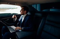 VTC en van pour visites d'affaires avec itinéraire flexible